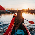 © teksomolika | freepik.com | (Woman holding paddle in a kayak on the river)
